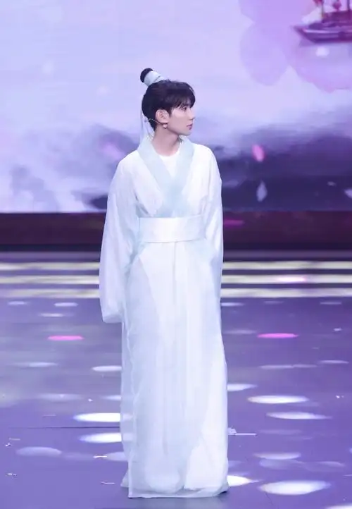 冒着仙气的仕林公子,穿古装的源哥也是十分精致了,今晚期待@tfboys