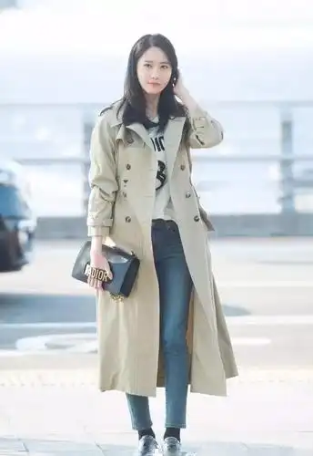 ▼刚从巴黎时装周回来的神仙姐姐刘亦菲机场造型中一件经典款风衣