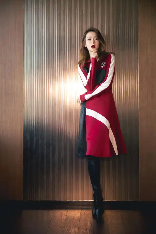 戚薇不惧"秋老虎"!拼色美裙搭配长筒靴,再过两个月就这么穿!