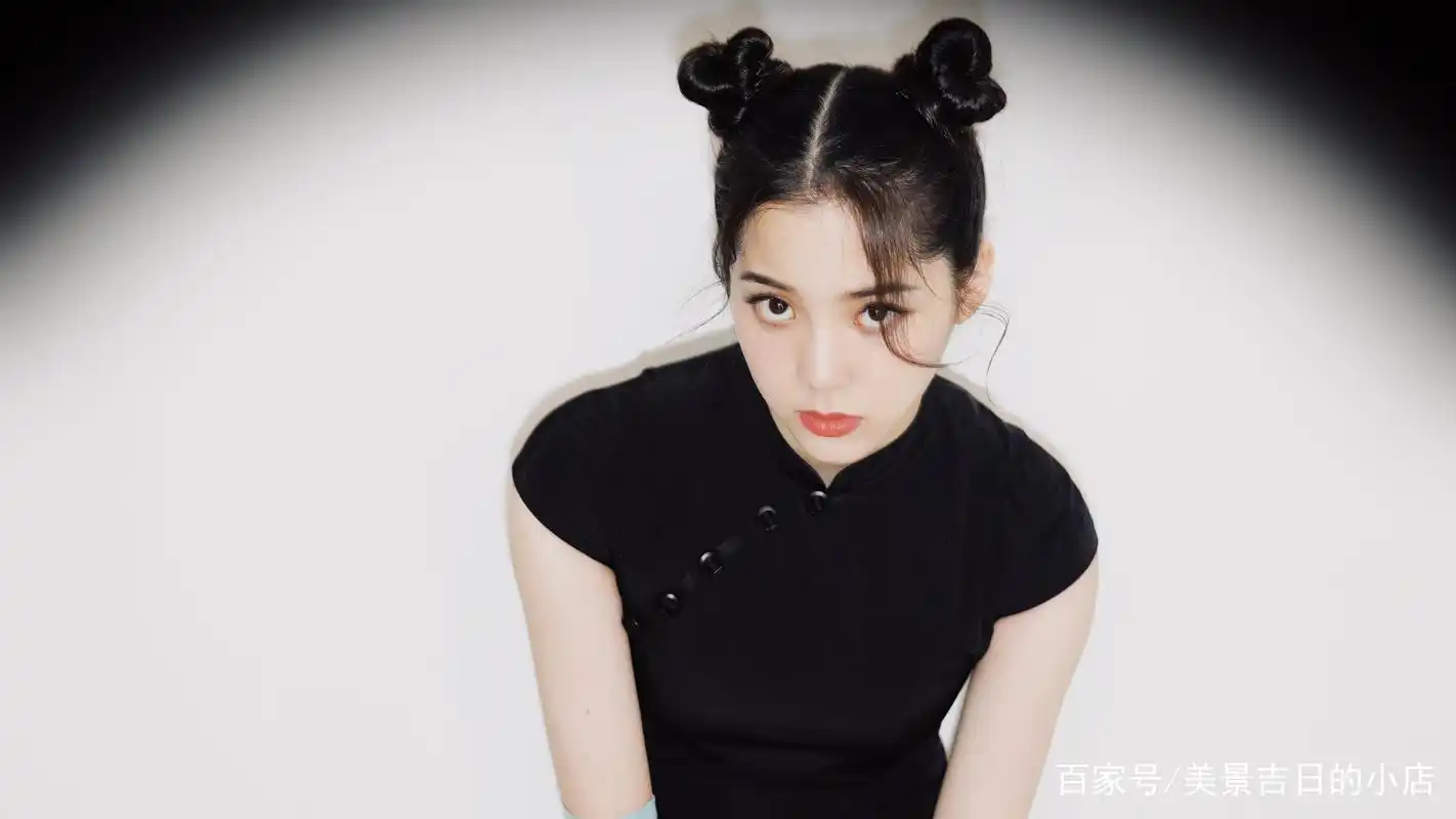 欧阳娜娜,黑色修身旗袍美照,双丸子头显得俏皮可爱,气场十足!