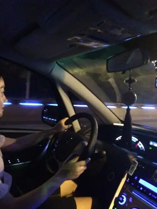 我和老婆去兜风享受第一次当乘客的感觉