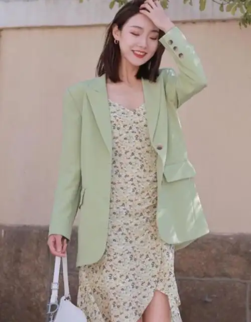 碎花裙尽量别配"高跟鞋",太老气!换成这3款鞋子,减龄显气质