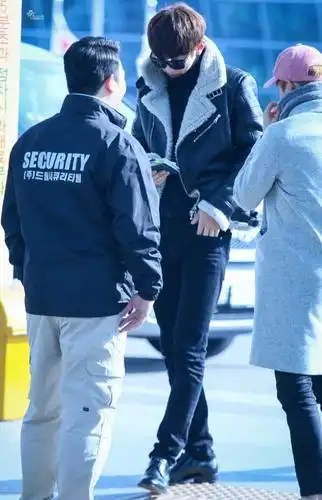 如何评价朴灿烈的外形条件