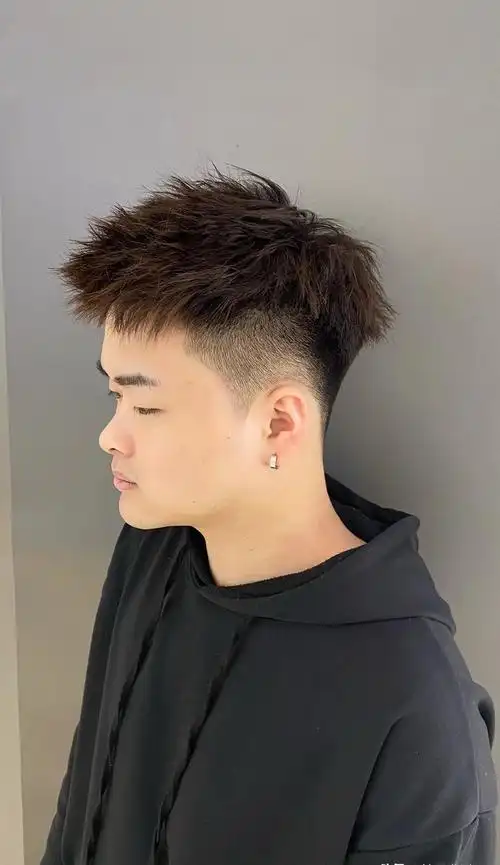 容易,头发比较细软容易贴在头皮上,也可以烫一烫,能增加头发的蓬松度