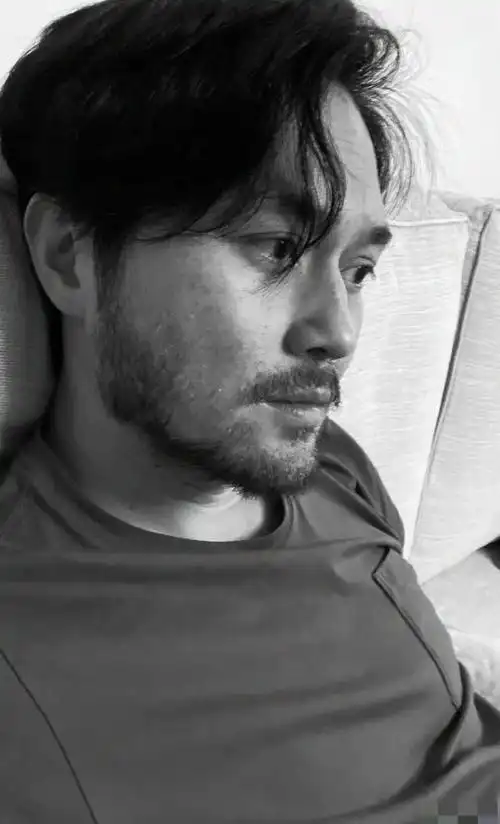 张智霖一脸络腮胡,不显杂乱,搭配那张脸显得更精致,给娃娃脸平添了几