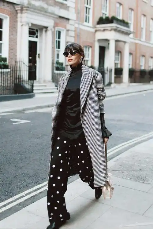 51岁周涛真是气质型美女一袭深v波点裙媚而不俗高贵极了