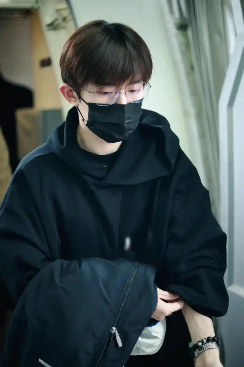 易烊千玺最新机场照.是最新机场照就算了  他还戴眼镜0699 - 抖音