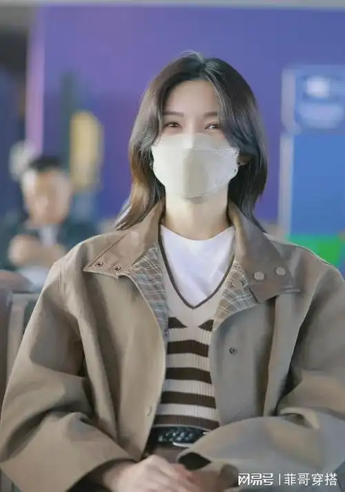 江疏影最新机场穿搭看怎么搭配百元包