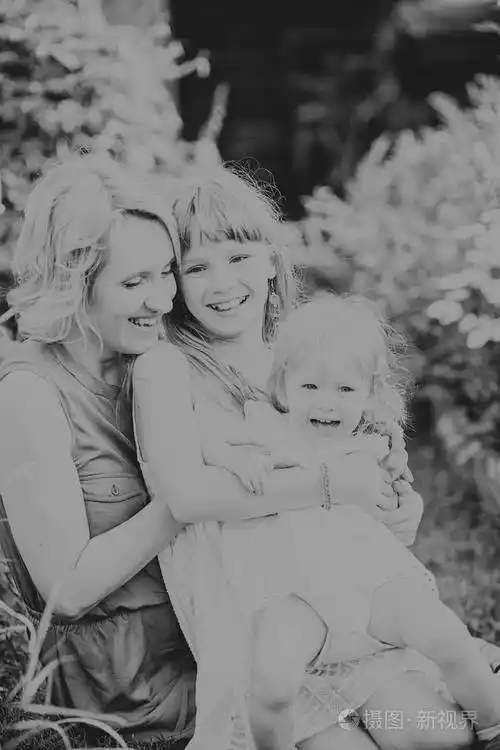 快乐充满爱的家庭.母亲和两个女儿