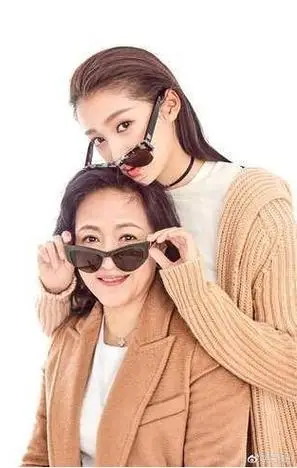 关晓彤跟妈妈长得一模一样!果然是亲生的