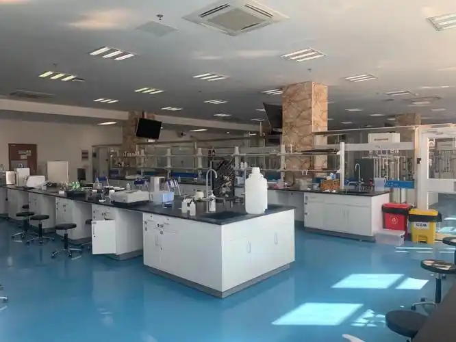 创新活动室建筑面积250余平方米,室内除了配有实验台柜,排风扇等基础