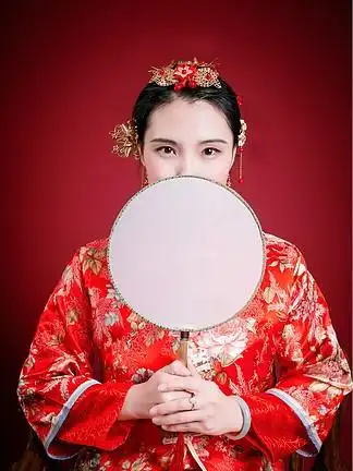 6女性手拿捧花白色婚纱照大场单人人像摄影图160婚纱照旅拍创意宣传