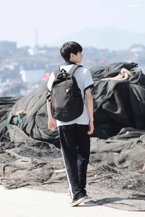 王源绿发背影照