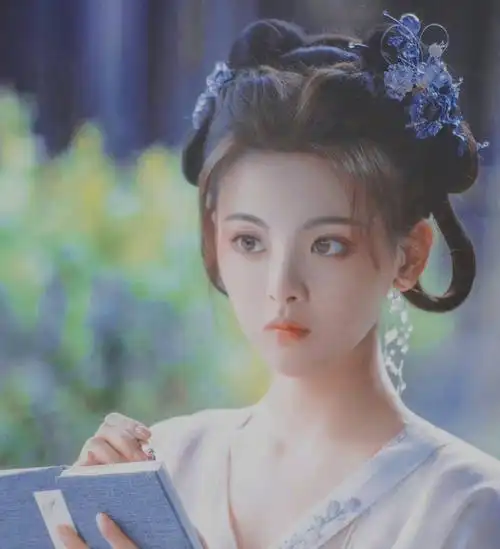 杨超越穿古装明媚娇艳手拿糖葫芦表情呆萌