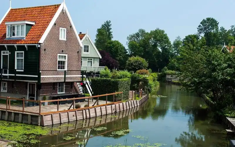 壁纸 别墅,河流,树木