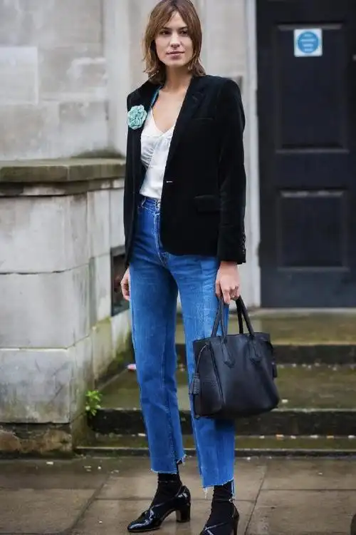 欧美街拍鼻祖alexachung绿色格纹大衣搭配网纹靴子韵味十足