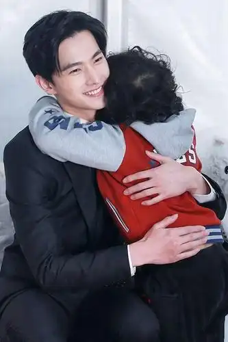 杨洋首次带娃上电视? 片场抱娃照暖化人心