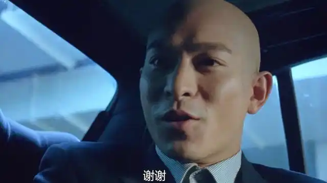 刘德华假装李子雄的大光头成功拿到宝石.