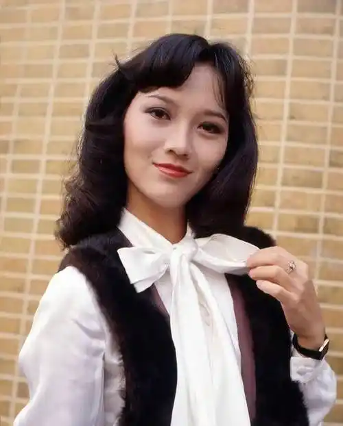 赵雅芝晒年轻时的靓丽写真!面容娇俏美得让人窒息