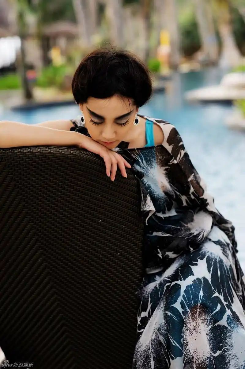 高清图:张茜化身古典女神 印染长裙展优雅风情_高清图集_新浪网