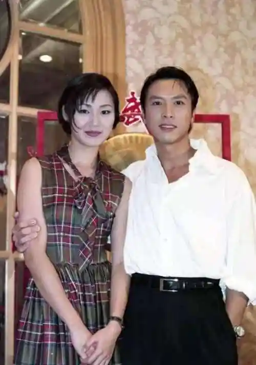 1993年甄子丹经过朋友的介绍,认识了第一任妻子梁静慈.