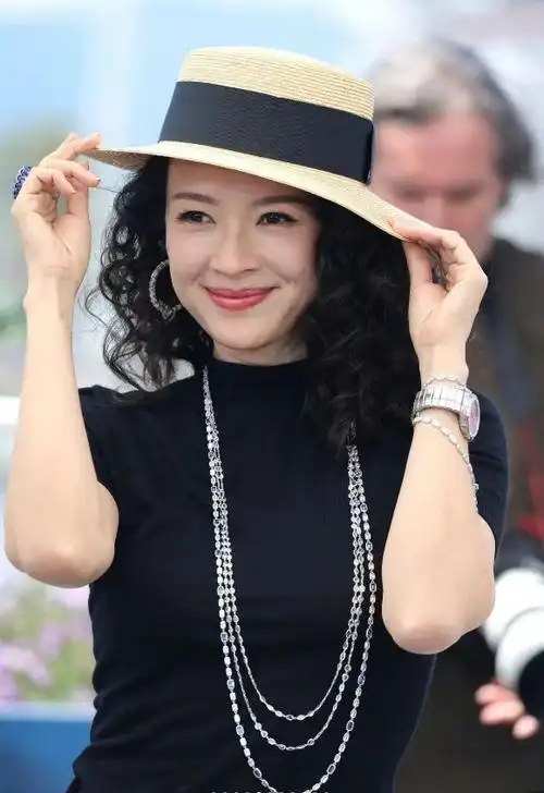 章子怡戛纳第5套造型太美了!黑衣白裙俏皮优雅,杨幂穿了个啥?