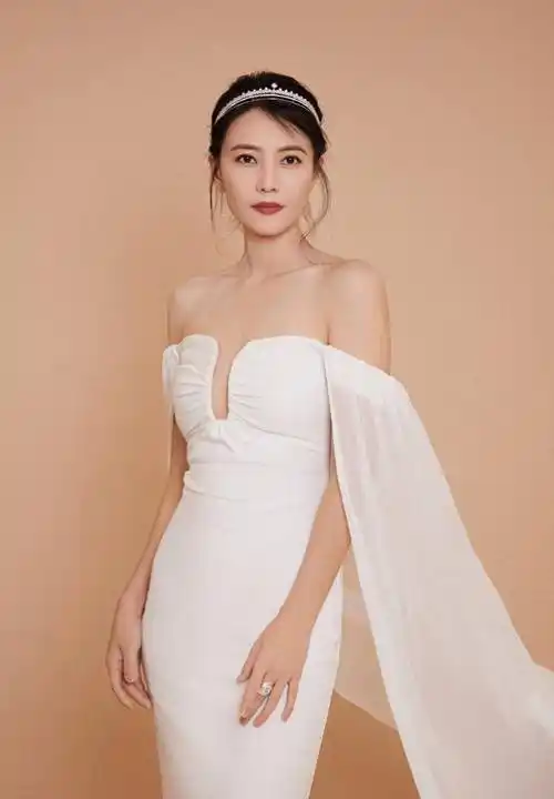 43岁的高圆圆身着白色连衣裙优雅亮相上海某活动,尽显优雅与自信之美