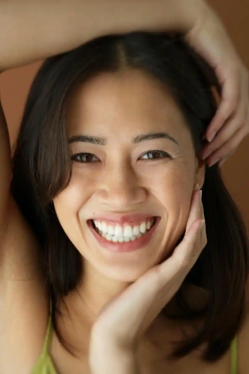 根据口腔医学专家的研究,露齿笑的标准牙齿数量是6-8颗.