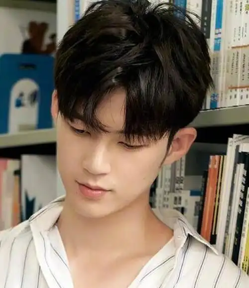2021男生微中分盖头,超火的短发发型推荐-图1