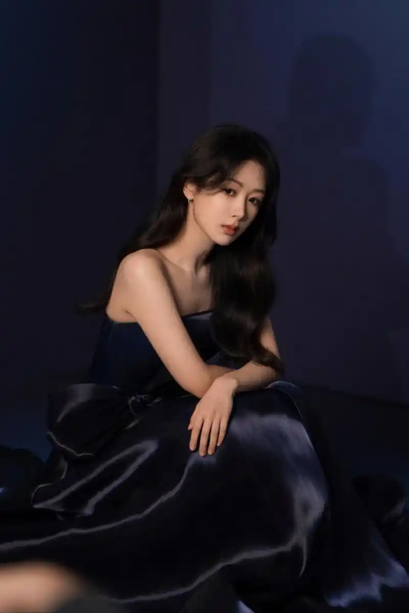 杨紫抹胸裙惊艳写真,优雅神秘让人沉醉其中,太美了!