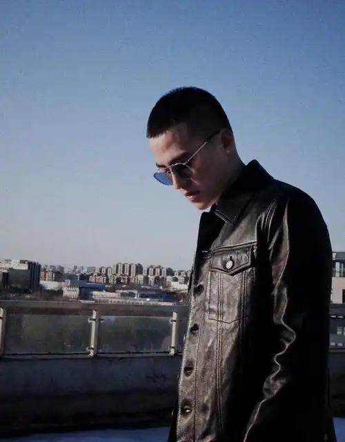 原创欧豪很会穿,白色t恤深色风衣外套,颜色搭配没有很复杂,简直迷死