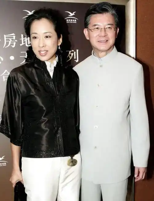 人生赢家朱玲玲:20岁嫁入霍家连生3子,再婚依旧嫁豪门_霍震霆_霍启山