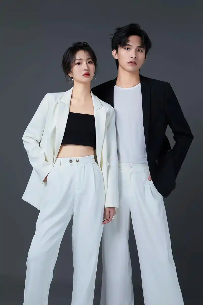 西装情侣,高级又时尚,甜酷又甜蜜 #情侣写真 #西装搭配 # - 抖音