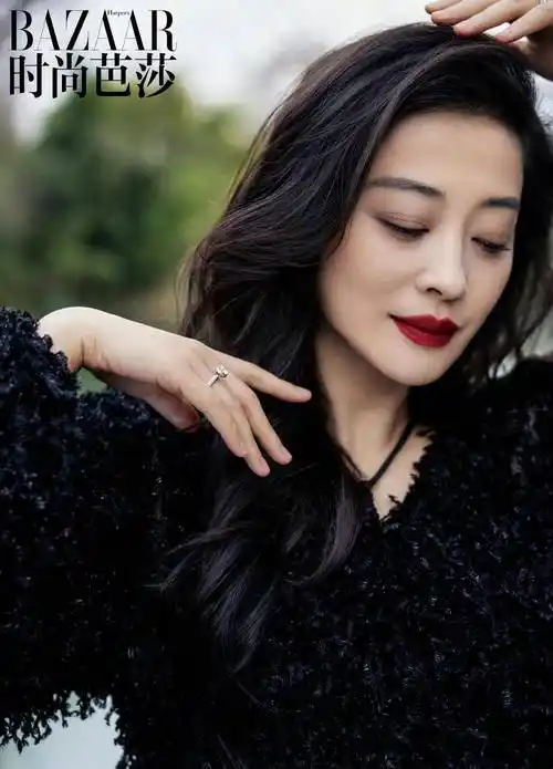 梅婷拍摄的杂志皮肤白皙身材很有料,和剧中角色反差大!