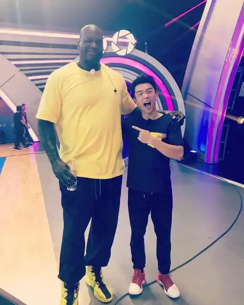 郑恺晒和奥尼尔合照 最萌身高差谢里夫-奥尼尔:乔治和威少会成为很