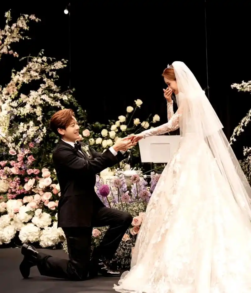 李多海穿婚纱真美,郎才女貌