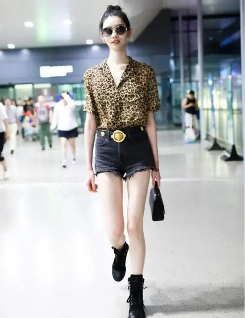 奚梦瑶大长腿不是吹的1米78穿着短裤凹出竹竿腿真养眼