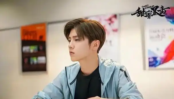 34岁鹿晗带货引热议,脸肿成"老嫂子",网友:撞脸65岁刘雪华