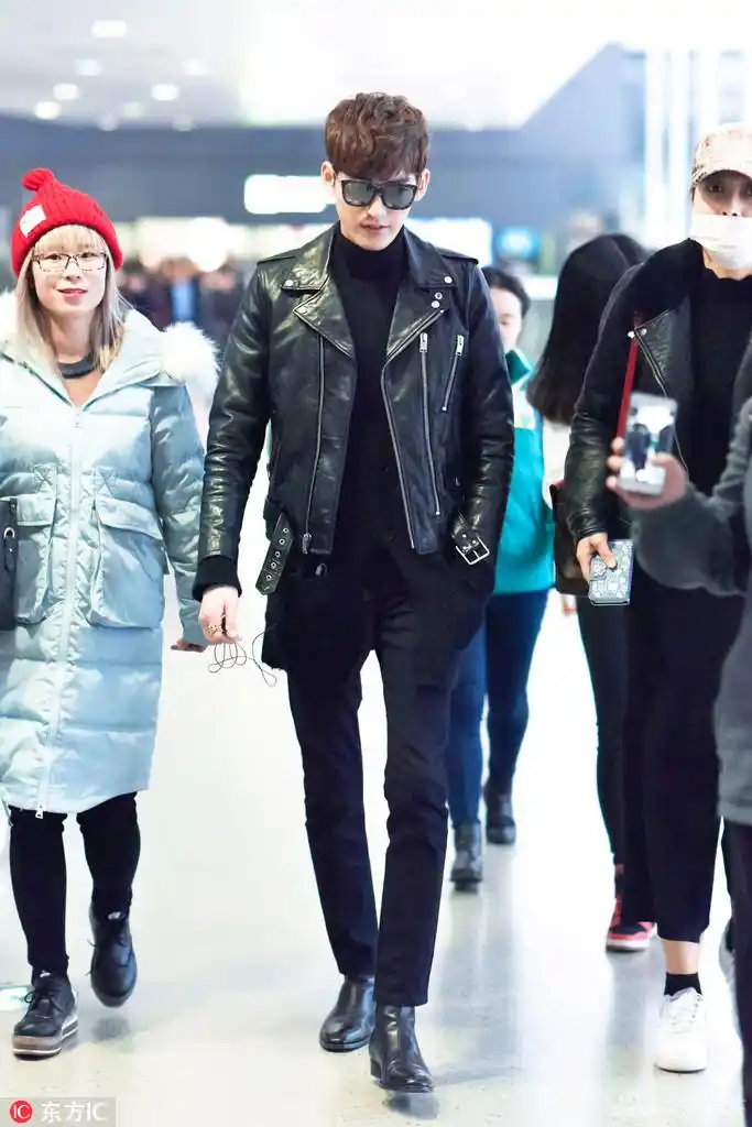 新浪娱乐讯 1月6日,张翰现身上海机场,黑色皮衣配毛衣帅气不羁,藏青色