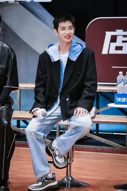 我在横店打篮球#戴眼镜的黄明昊,可爱又帅气,集青春男大与斯文败烙谮