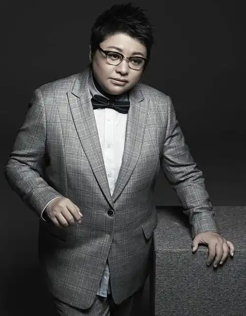 49岁韩红近照暴瘦,脸小了一圈,素颜黑眼圈憔悴认不出_眼镜_照片_事业