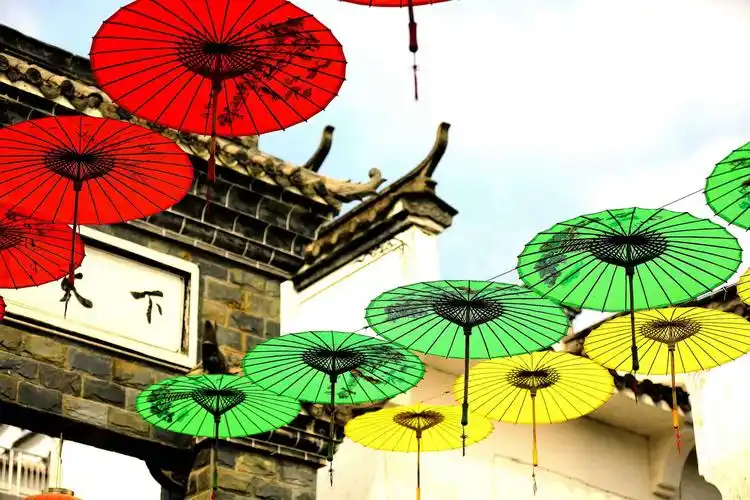 白居易 江南雨,古巷韵绸缪.油纸伞中凝怨黛,丁香花下湿清眸.