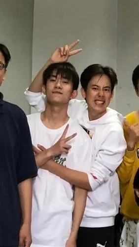 易烊千玺胡先煦揽肩一副好哥们形象