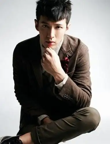 高挑身材,小脸英气的张翰其实属于比较幸运一类演员.