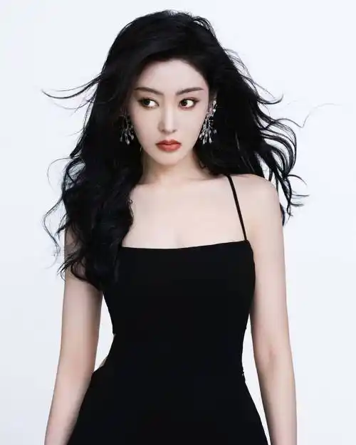 张天爱华表奖颁奖典礼身穿吊带黑色长裙亮相,肌肤娇嫩如雪-爱读书