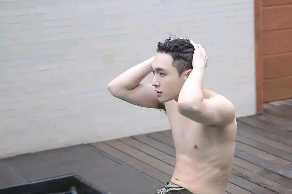 张艺兴泳池半裸秀性感腹肌