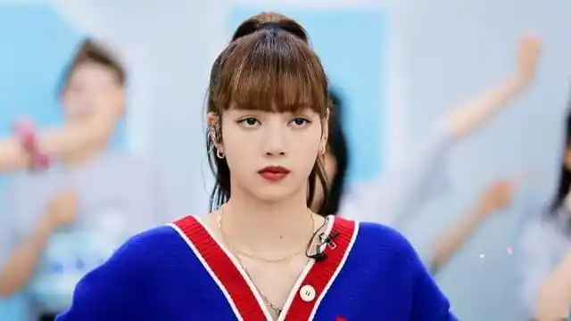 而网友们在观看《青春有你2》时却发现,节目里的lisa好像和在韩国舞台