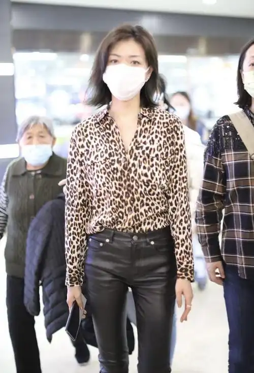 万茜才是真正的时髦精豹纹配皮裤看似俗气她却穿出满满的洋气