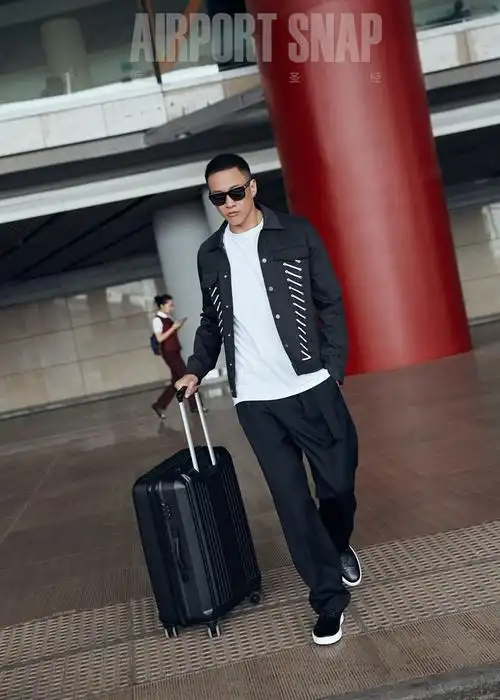 何润东简约造型玩转机场街拍风