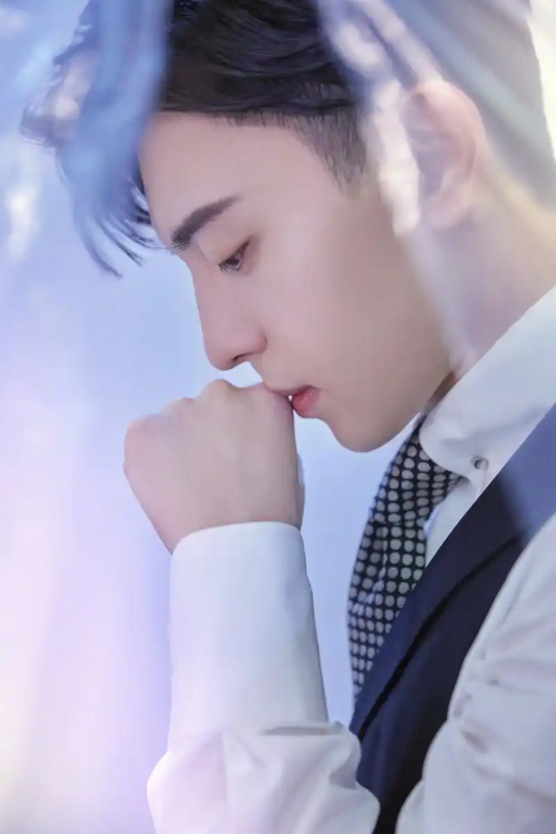 邓伦一组写真大片曝光,他身穿复古的西装马甲,搭配波点领带和扣间怀表